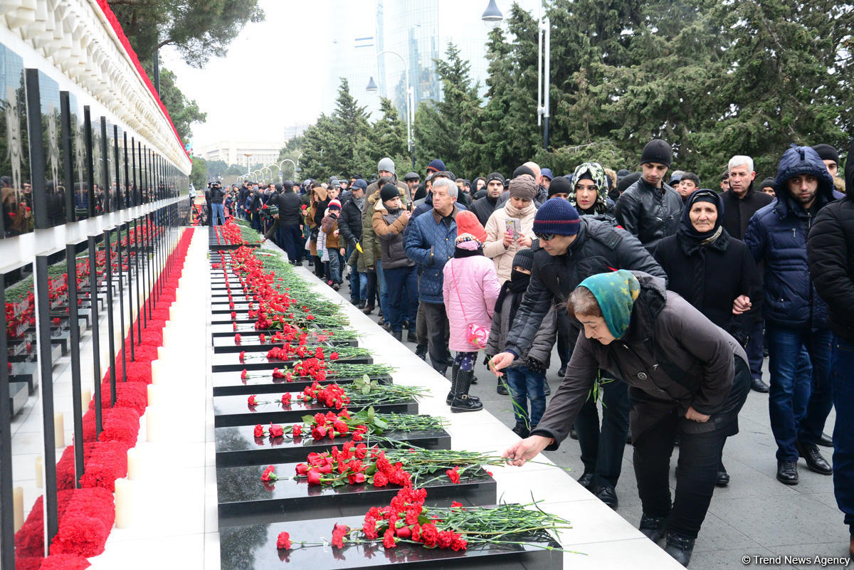 Azərbaycan ictimaiyyəti 20 Yanvar faciəsi qurbanlarının əziz xatirəsini yad edir (FOTO)