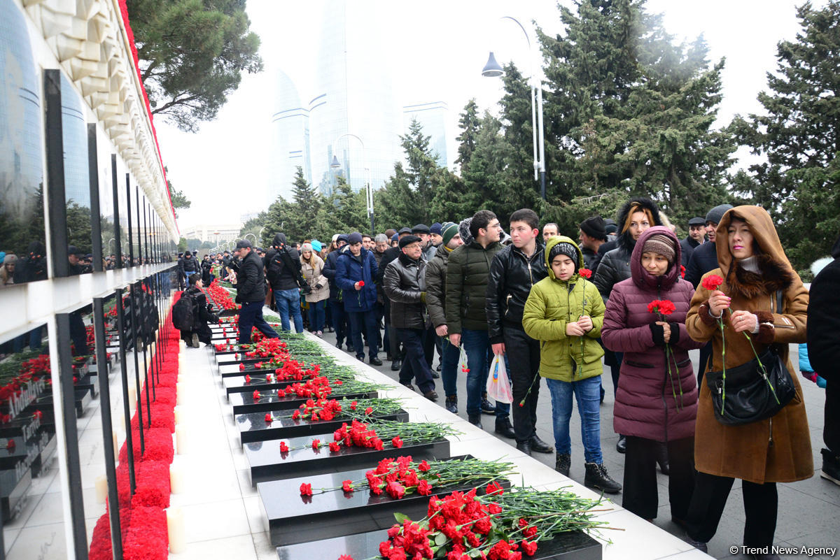 Azərbaycan ictimaiyyəti 20 Yanvar faciəsi qurbanlarının əziz xatirəsini yad edir (FOTO)