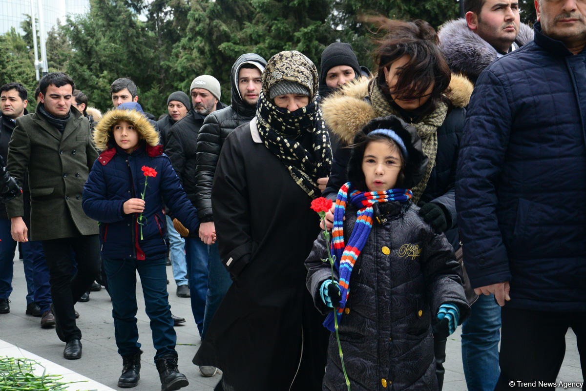 Azərbaycan ictimaiyyəti 20 Yanvar faciəsi qurbanlarının əziz xatirəsini yad edir (FOTO)