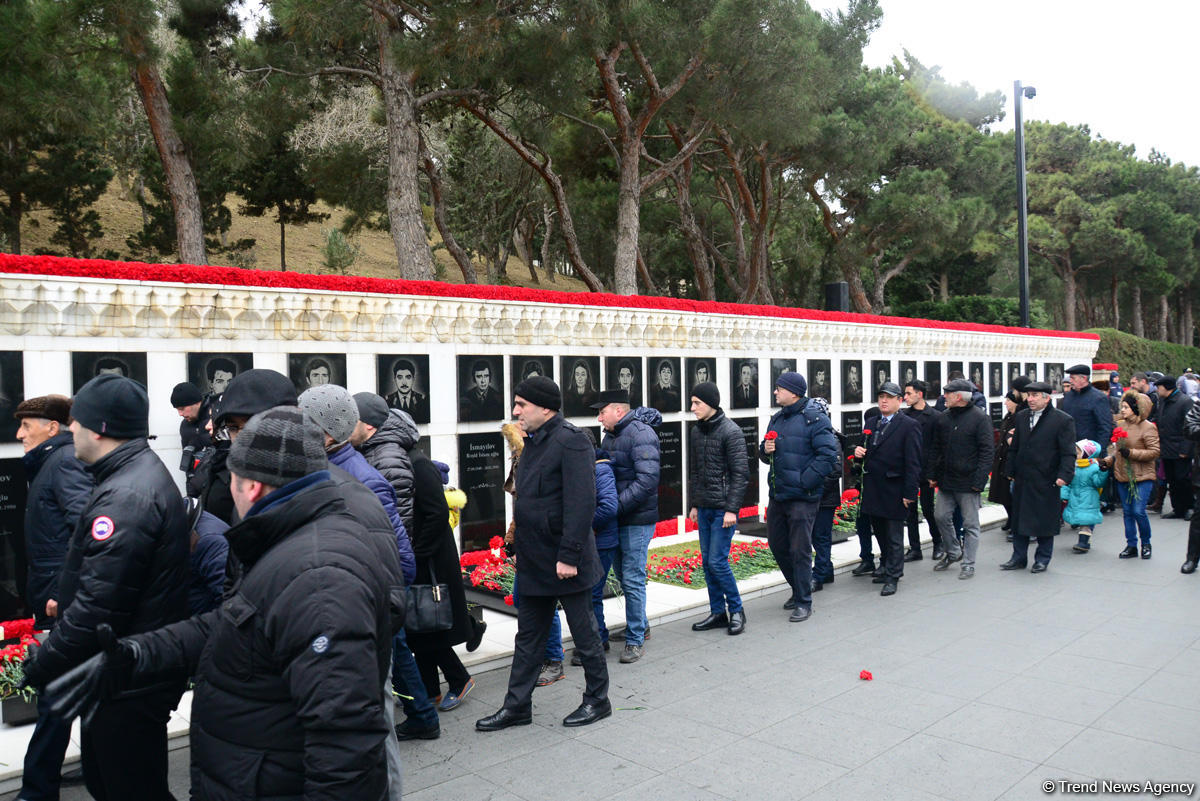 Azərbaycan ictimaiyyəti 20 Yanvar faciəsi qurbanlarının əziz xatirəsini yad edir (FOTO)