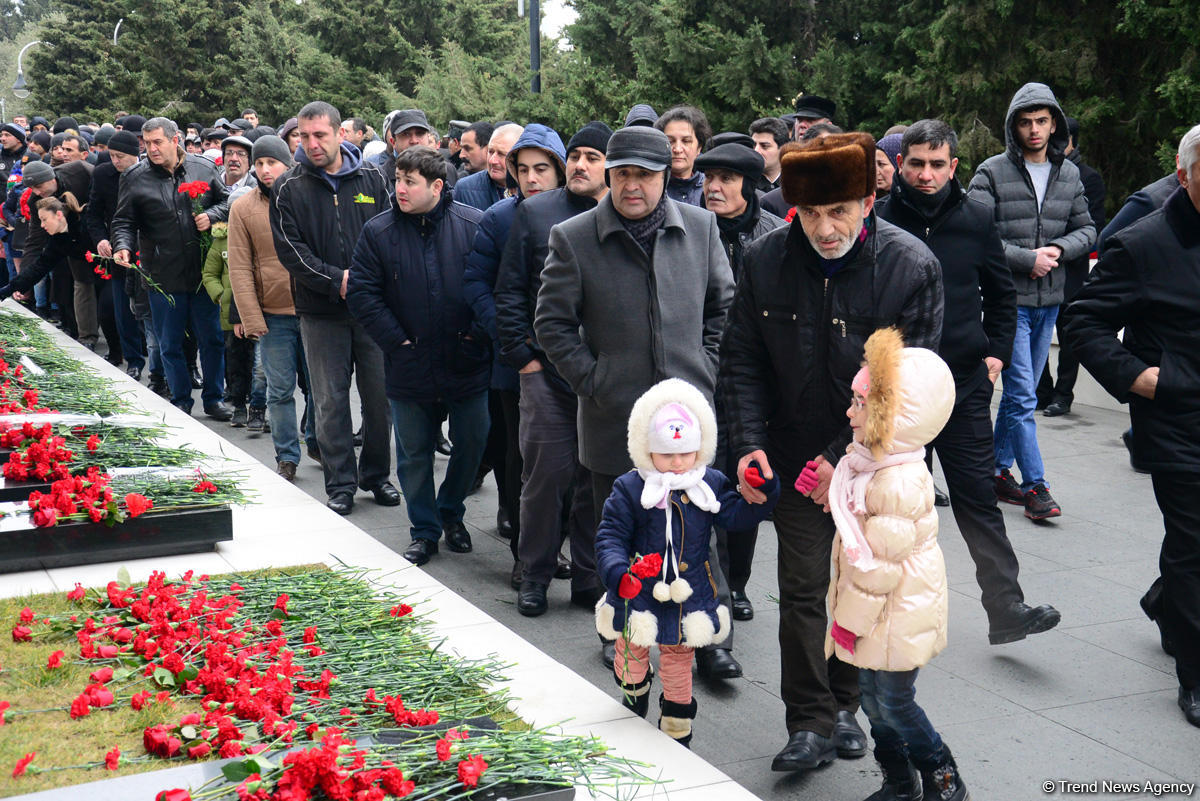 Azərbaycan ictimaiyyəti 20 Yanvar faciəsi qurbanlarının əziz xatirəsini yad edir (FOTO)
