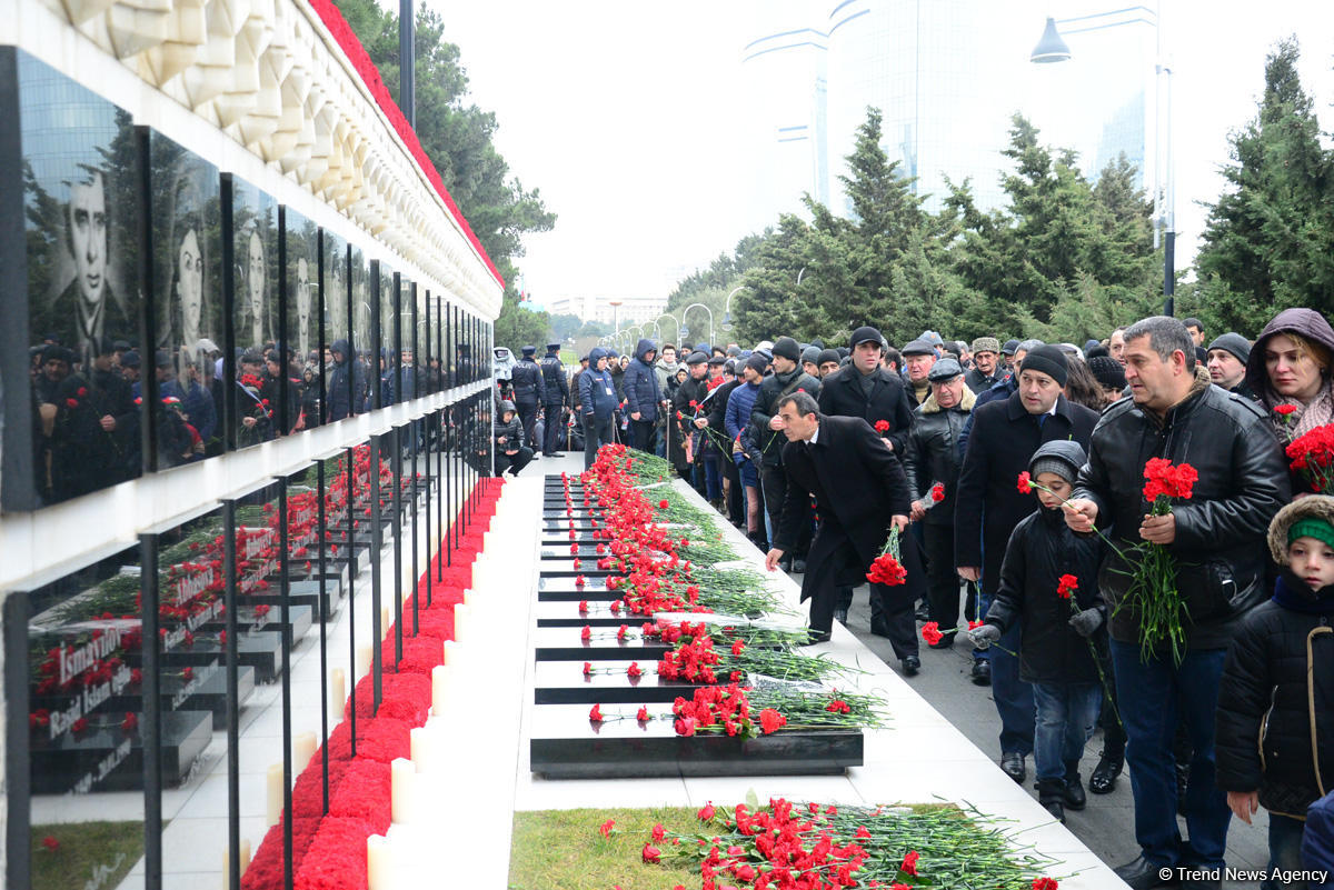 Azərbaycan ictimaiyyəti 20 Yanvar faciəsi qurbanlarının əziz xatirəsini yad edir (FOTO)