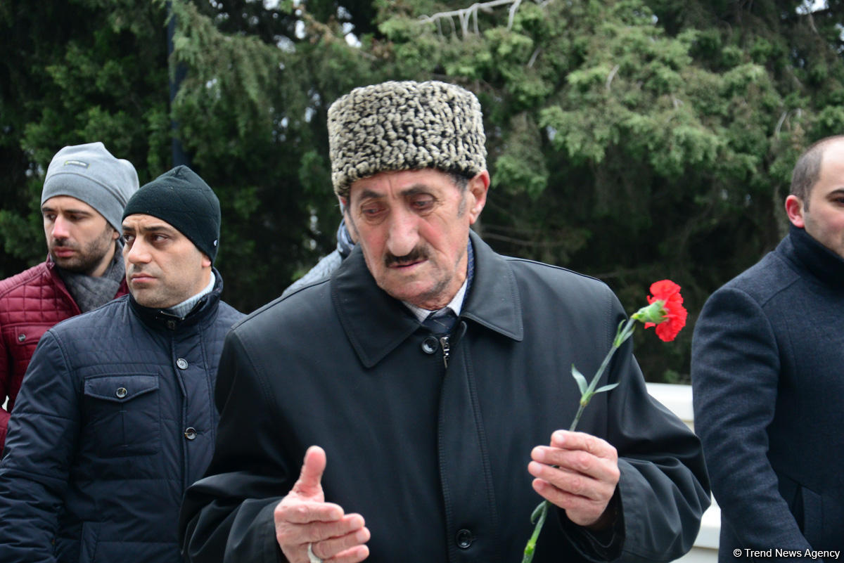 Azərbaycan ictimaiyyəti 20 Yanvar faciəsi qurbanlarının əziz xatirəsini yad edir (FOTO)