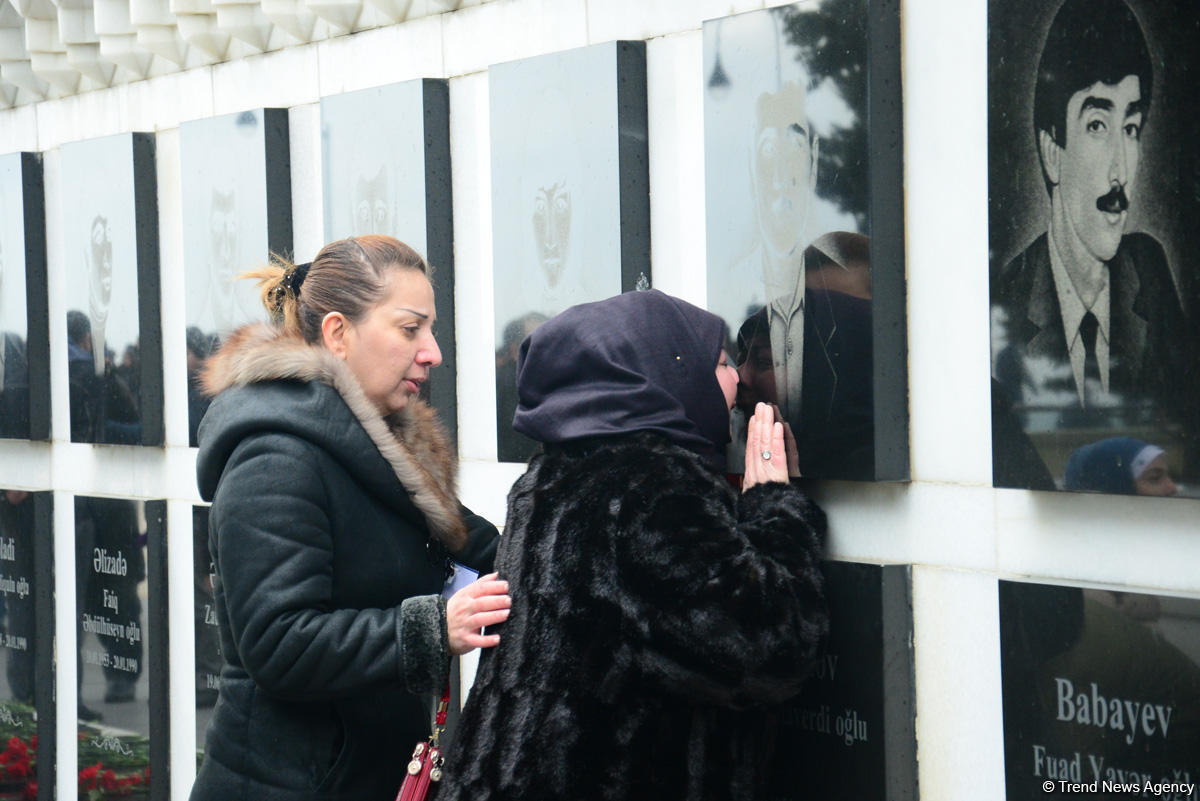 Azərbaycan ictimaiyyəti 20 Yanvar faciəsi qurbanlarının əziz xatirəsini yad edir (FOTO)