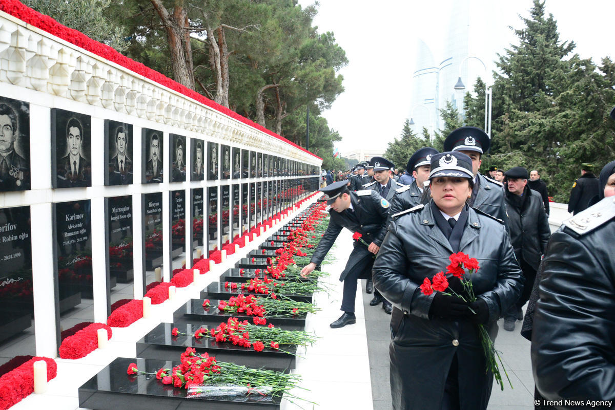 Azərbaycan ictimaiyyəti 20 Yanvar faciəsi qurbanlarının əziz xatirəsini yad edir (FOTO)