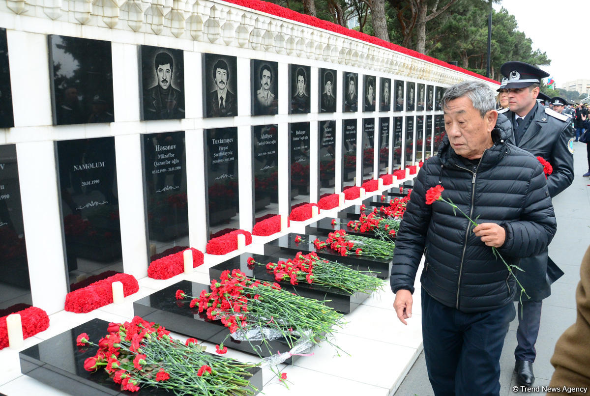 Azərbaycan ictimaiyyəti 20 Yanvar faciəsi qurbanlarının əziz xatirəsini yad edir (FOTO)