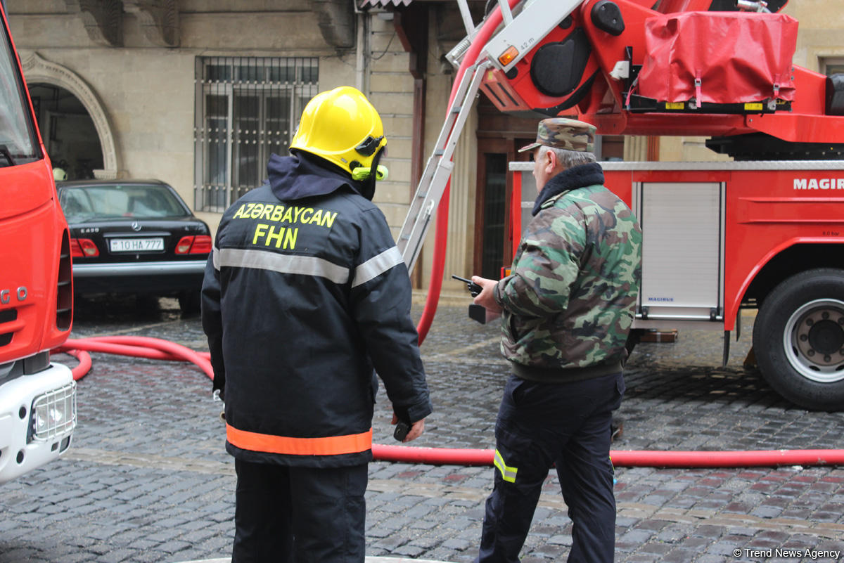 FHN: "Azneft"də yaşayış binasında baş verən yanğın söndürülüb (YENİLƏNİB 2) (FOTO)