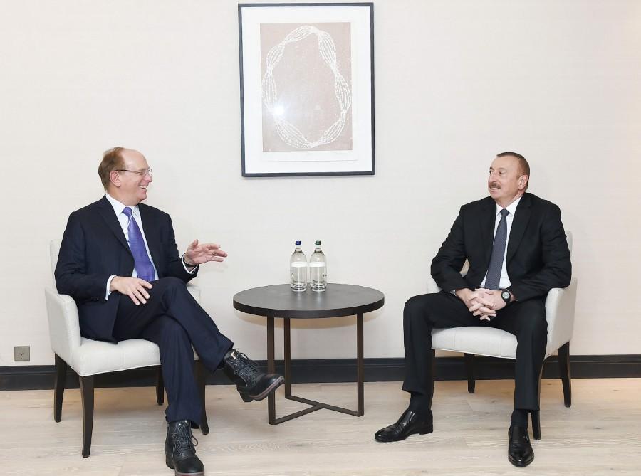 Prezident İlham Əliyev Davosda ABŞ-ın “Black Rock” şirkətinin təsisçisi ilə görüşüb (YENİLƏNİB) (FOTO)