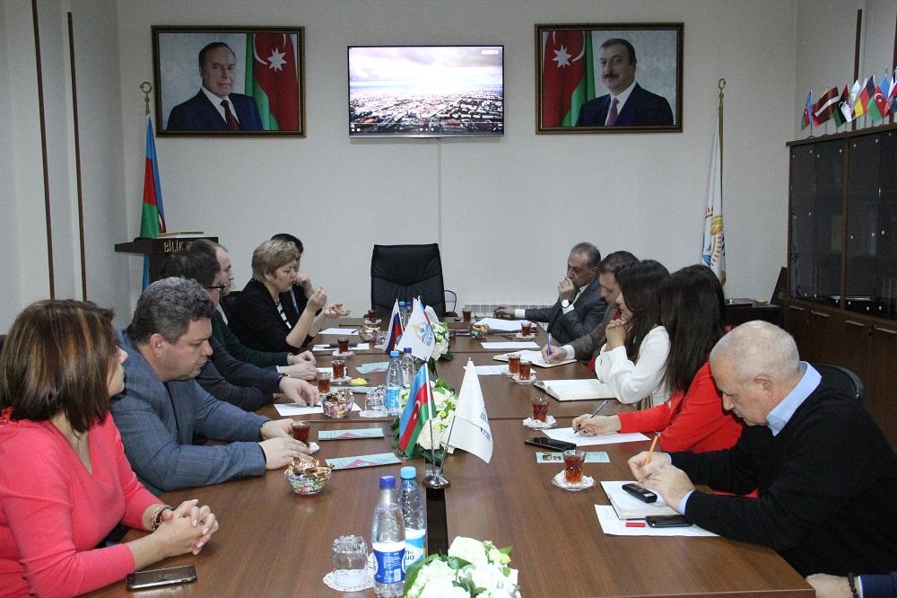 Moskva məktəblərinin direktorları Bilik Fondunda olublar (FOTO)