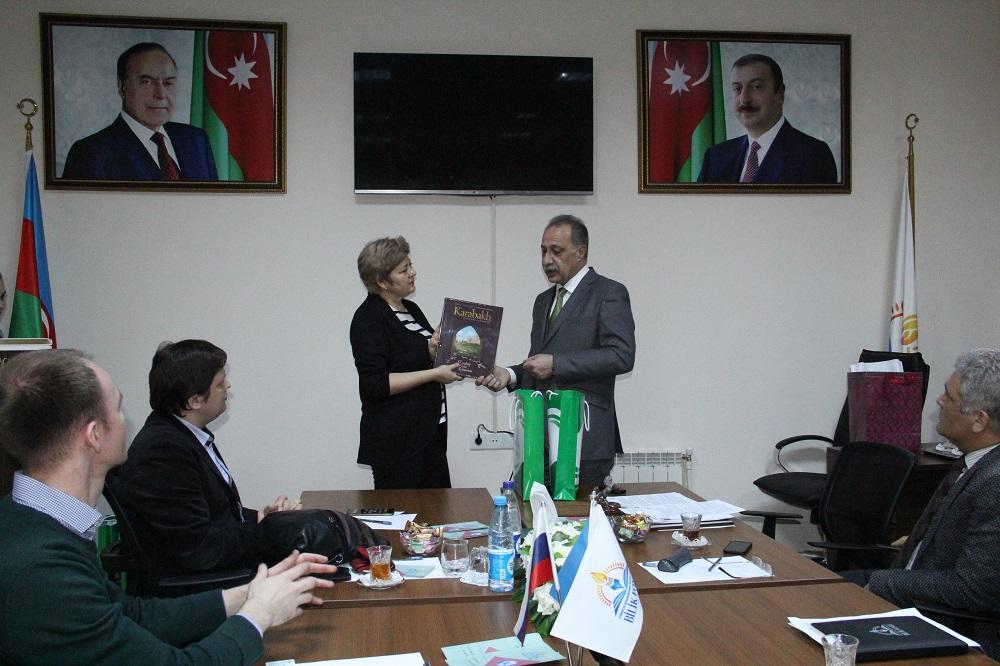 Moskva məktəblərinin direktorları Bilik Fondunda olublar (FOTO)