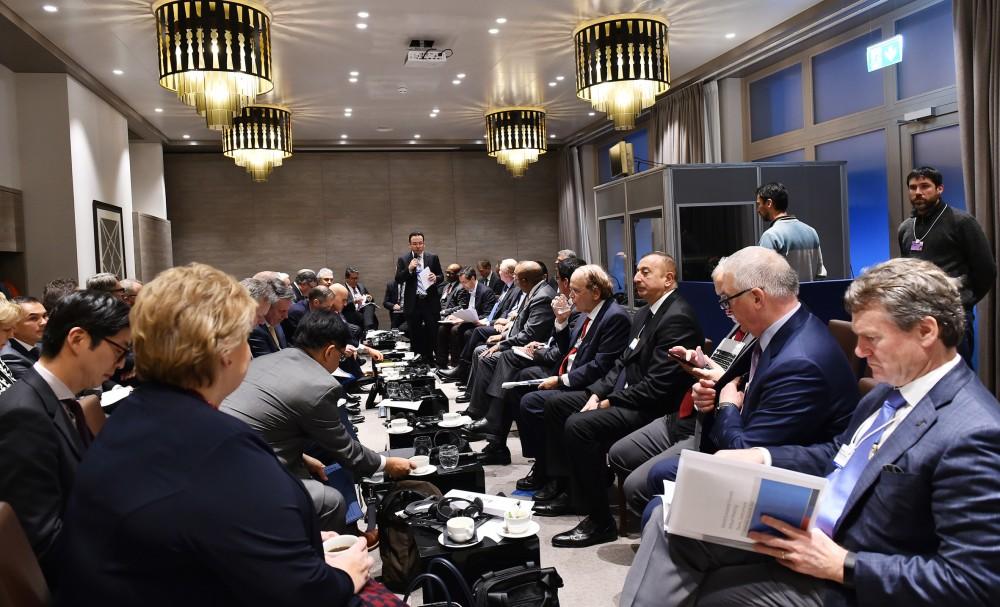 Prezident İlham Əliyev Davos Forumu çərçivəsində "Neft və qaz sənayesi siyasəti üzrə liderlərin toplantısı" adlı sessiyada iştirak edib (FOTO)