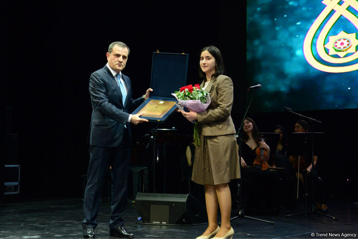 2018-ci il Gənclər üçün Prezident mükafatlarının təqdim edilməsi və bir sıra digər gənclərin mükafatlandırılması mərasimi keçirilib (FOTO)