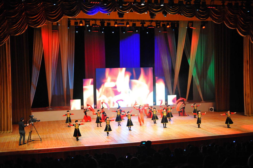 Dünya xalqlarının rəqslərindən ibarət konsert keçirilib (FOTO)
