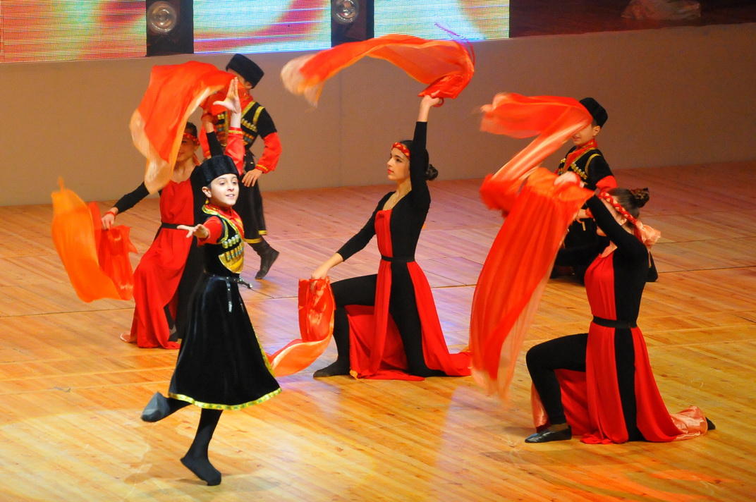 Dünya xalqlarının rəqslərindən ibarət konsert keçirilib (FOTO)