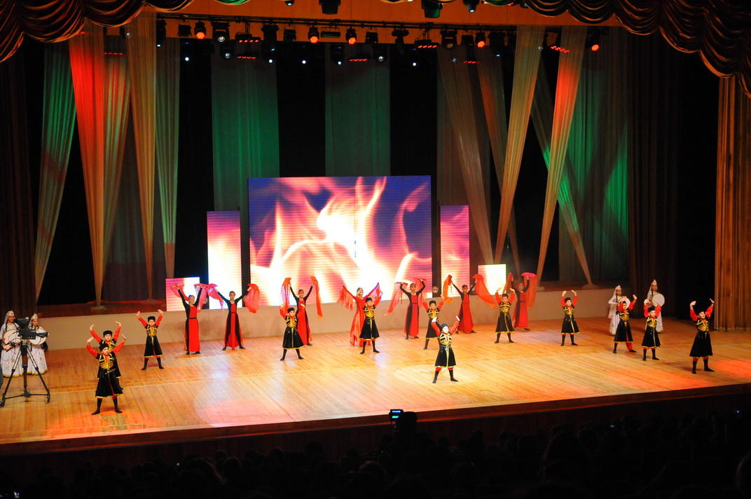 Dünya xalqlarının rəqslərindən ibarət konsert keçirilib (FOTO)