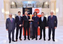 Futbol üzrə dünya çempionatının Kubokunun əsli Prezident İlham Əliyevə təqdim edilib (FOTO) (YENİLƏNİB)