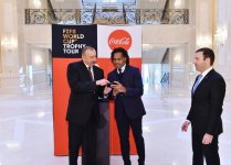 Futbol üzrə dünya çempionatının Kubokunun əsli Prezident İlham Əliyevə təqdim edilib (FOTO) (YENİLƏNİB)