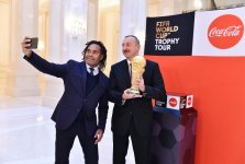 Futbol üzrə dünya çempionatının Kubokunun əsli Prezident İlham Əliyevə təqdim edilib (FOTO) (YENİLƏNİB)