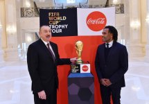 Futbol üzrə dünya çempionatının Kubokunun əsli Prezident İlham Əliyevə təqdim edilib (FOTO) (YENİLƏNİB)