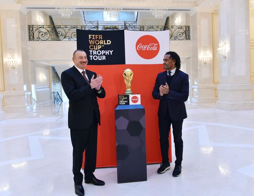 Futbol üzrə dünya çempionatının Kubokunun əsli Prezident İlham Əliyevə təqdim edilib (FOTO) (YENİLƏNİB)