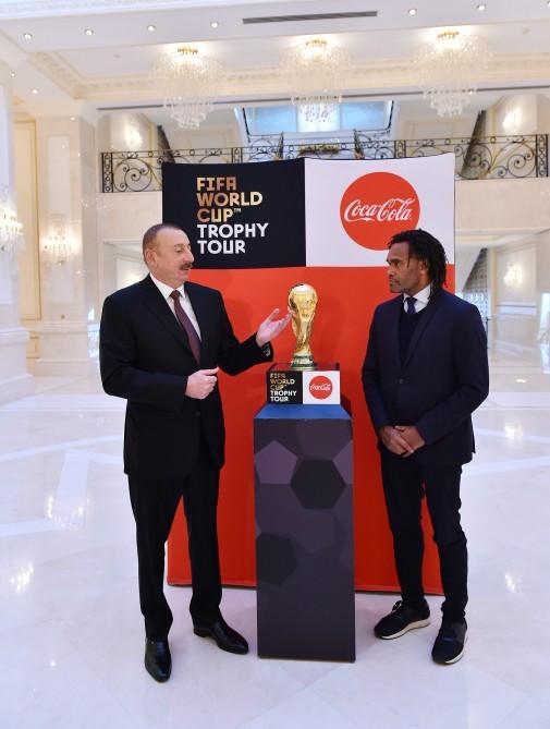 Futbol üzrə dünya çempionatının Kubokunun əsli Prezident İlham Əliyevə təqdim edilib (FOTO) (YENİLƏNİB)