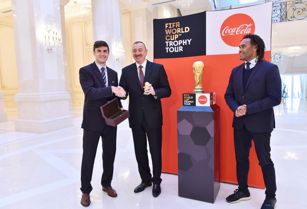 Futbol üzrə dünya çempionatının Kubokunun əsli Prezident İlham Əliyevə təqdim edilib (FOTO) (YENİLƏNİB)