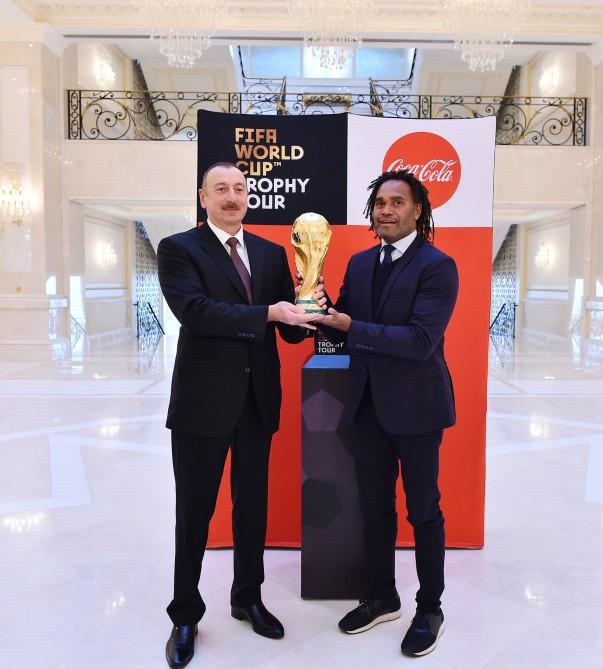 Futbol üzrə dünya çempionatının Kubokunun əsli Prezident İlham Əliyevə təqdim edilib (FOTO) (YENİLƏNİB)