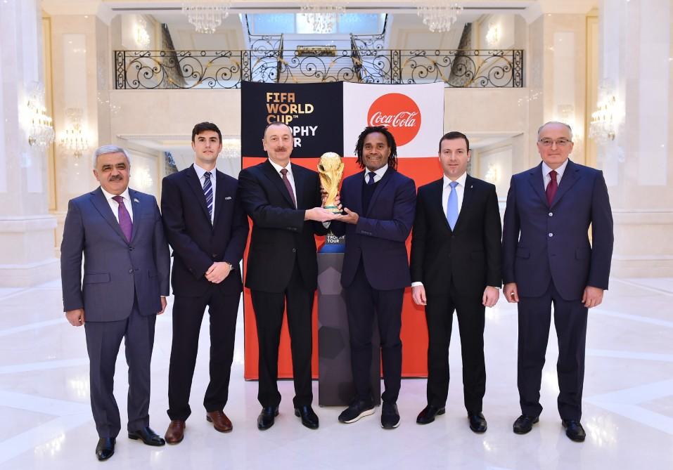 Futbol üzrə dünya çempionatının Kubokunun əsli Prezident İlham Əliyevə təqdim edilib (FOTO) (YENİLƏNİB)