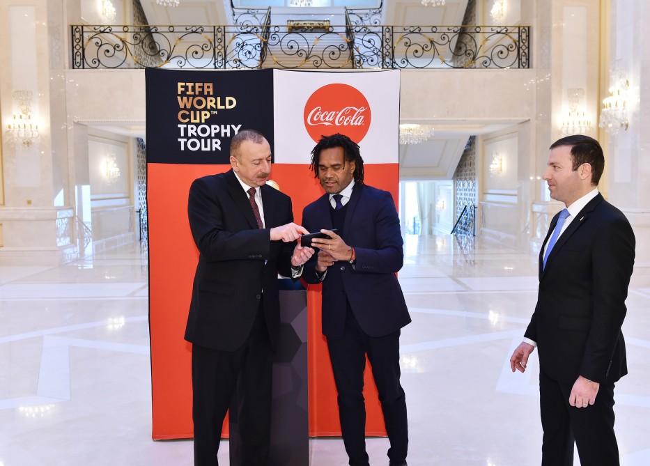 Futbol üzrə dünya çempionatının Kubokunun əsli Prezident İlham Əliyevə təqdim edilib (FOTO) (YENİLƏNİB)