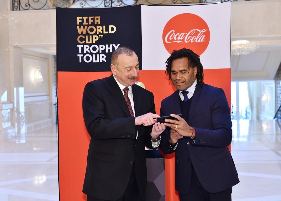 Futbol üzrə dünya çempionatının Kubokunun əsli Prezident İlham Əliyevə təqdim edilib (FOTO) (YENİLƏNİB)