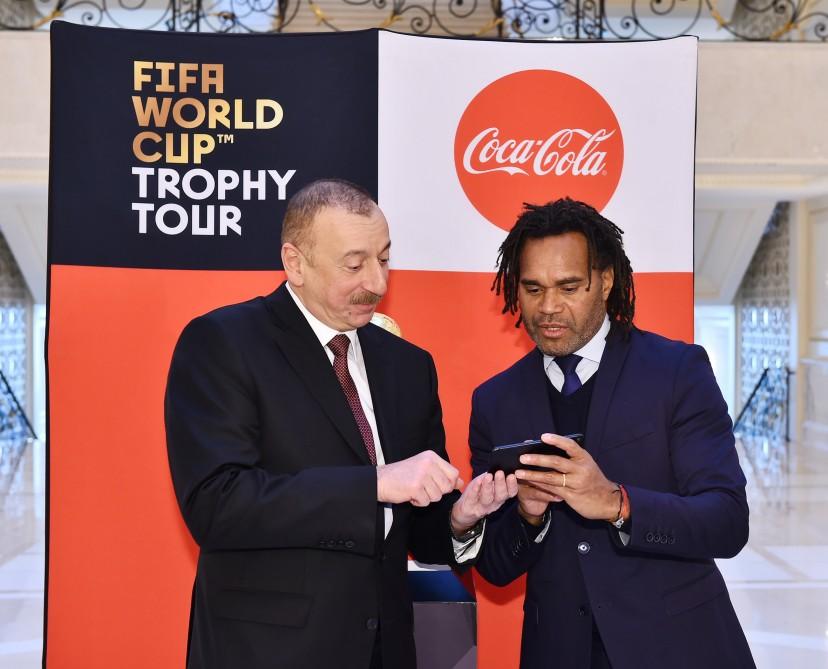 Futbol üzrə dünya çempionatının Kubokunun əsli Prezident İlham Əliyevə təqdim edilib (FOTO) (YENİLƏNİB)