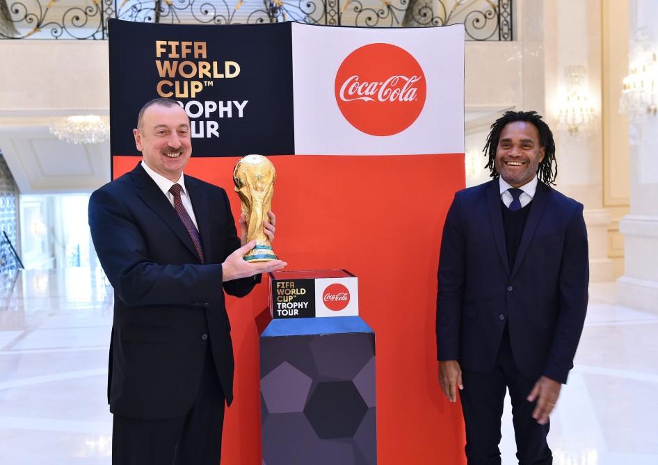 Futbol üzrə dünya çempionatının Kubokunun əsli Prezident İlham Əliyevə təqdim edilib (FOTO) (YENİLƏNİB)