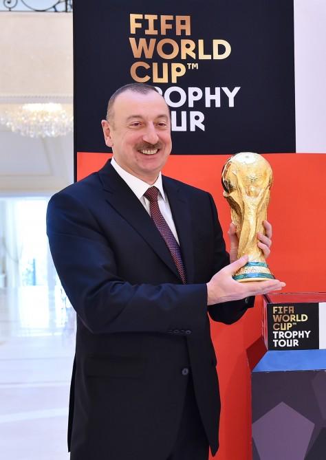 Futbol üzrə dünya çempionatının Kubokunun əsli Prezident İlham Əliyevə təqdim edilib (FOTO) (YENİLƏNİB)