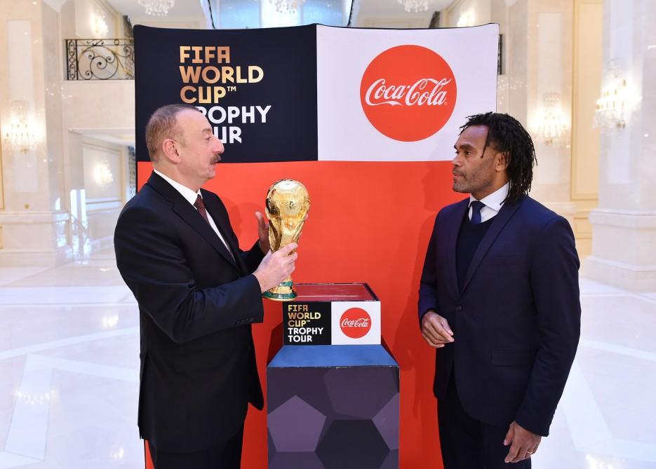 Futbol üzrə dünya çempionatının Kubokunun əsli Prezident İlham Əliyevə təqdim edilib (FOTO) (YENİLƏNİB)
