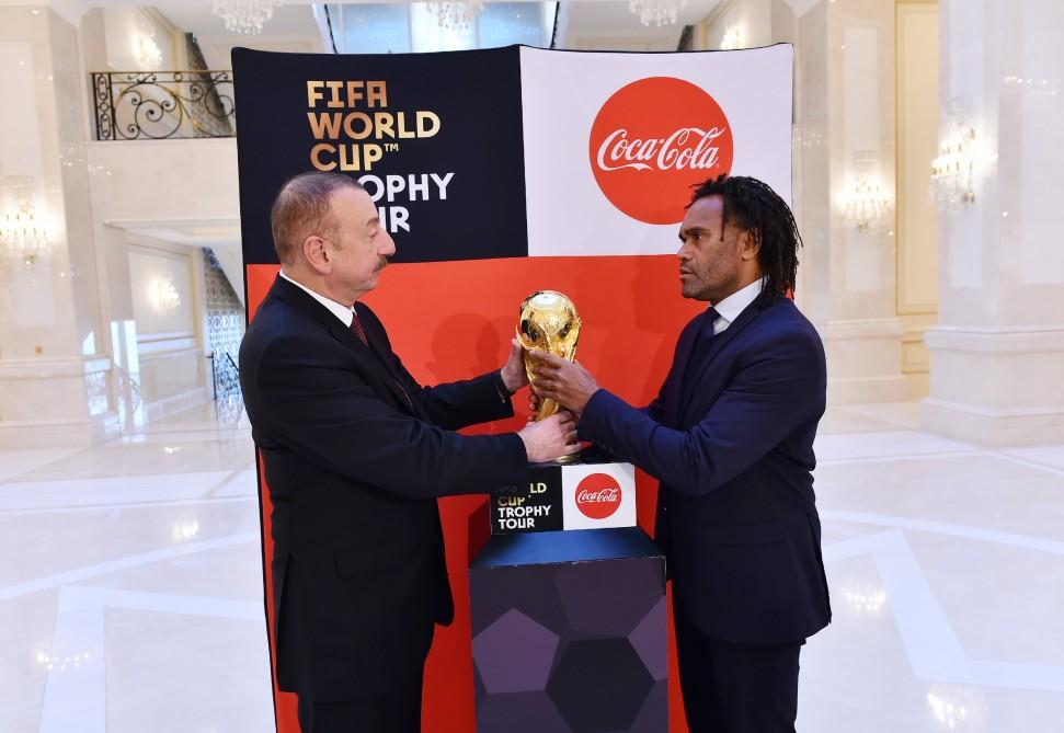 Futbol üzrə dünya çempionatının Kubokunun əsli Prezident İlham Əliyevə təqdim edilib (FOTO) (YENİLƏNİB)