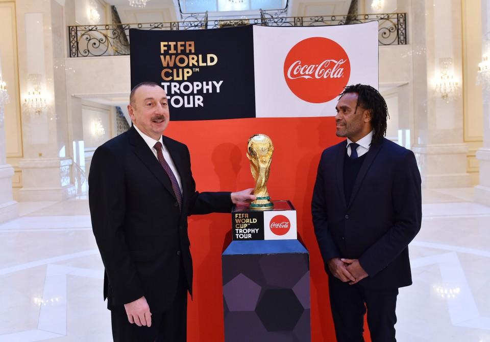 Futbol üzrə dünya çempionatının Kubokunun əsli Prezident İlham Əliyevə təqdim edilib (FOTO) (YENİLƏNİB)