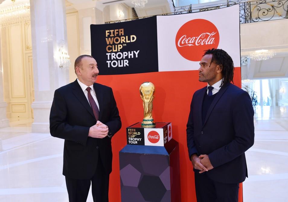 Futbol üzrə dünya çempionatının Kubokunun əsli Prezident İlham Əliyevə təqdim edilib (FOTO) (YENİLƏNİB)