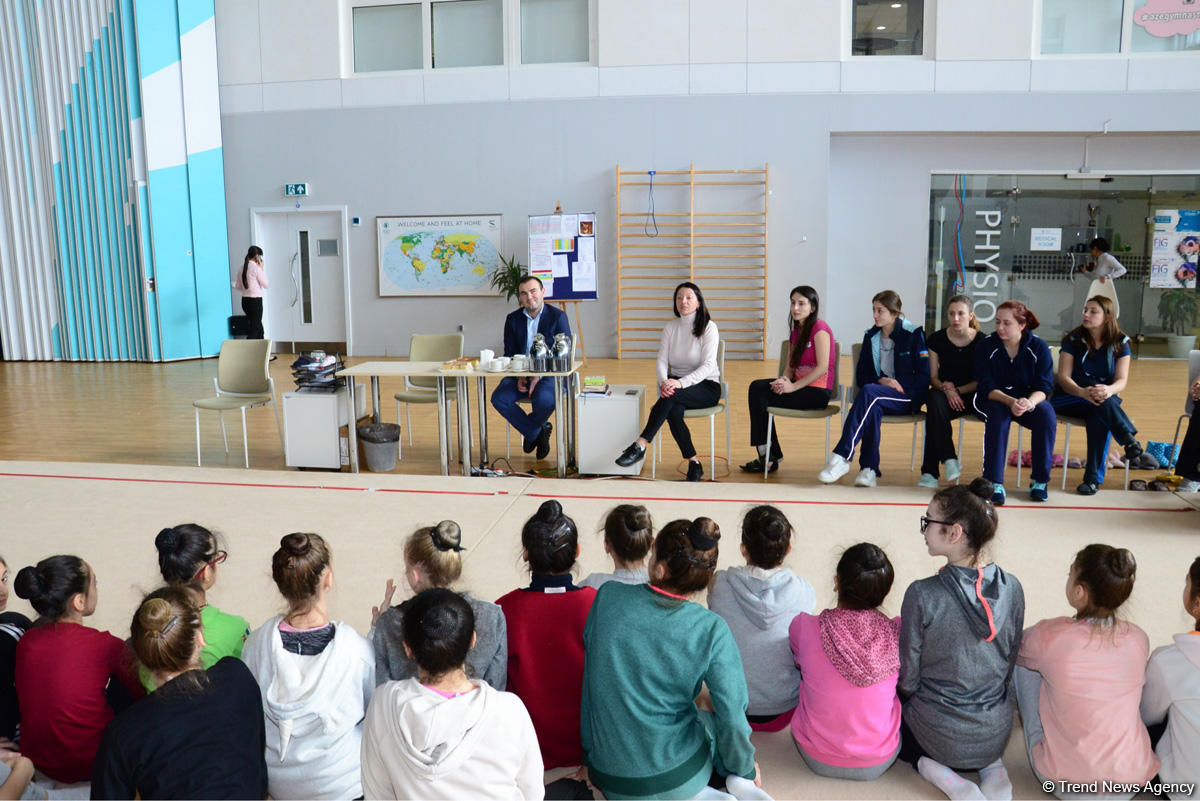 Gənc azərbaycanlı gimnastlar Şəhriyar Məmmədyarovla görüşüb (FOTO)