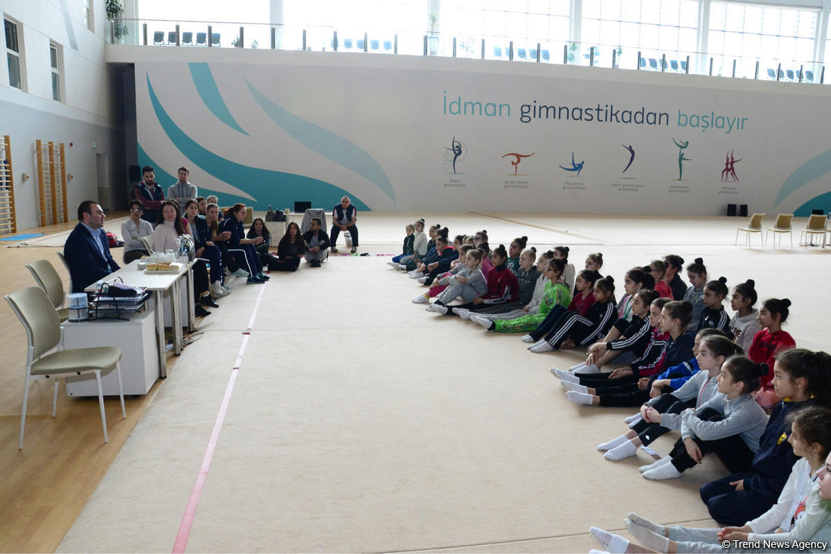 Gənc azərbaycanlı gimnastlar Şəhriyar Məmmədyarovla görüşüb (FOTO)