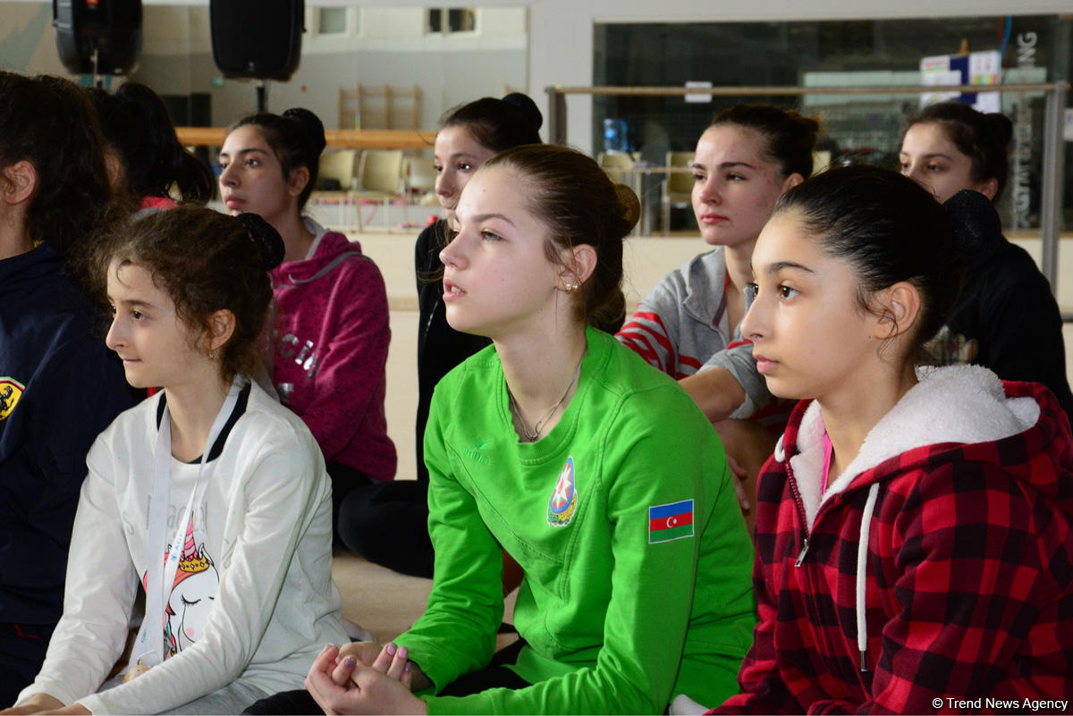 Gənc azərbaycanlı gimnastlar Şəhriyar Məmmədyarovla görüşüb (FOTO)