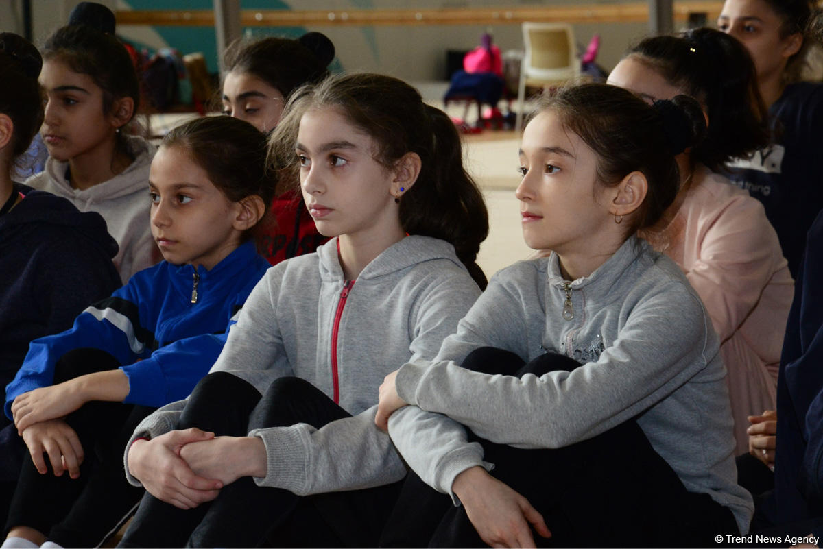 Gənc azərbaycanlı gimnastlar Şəhriyar Məmmədyarovla görüşüb (FOTO)