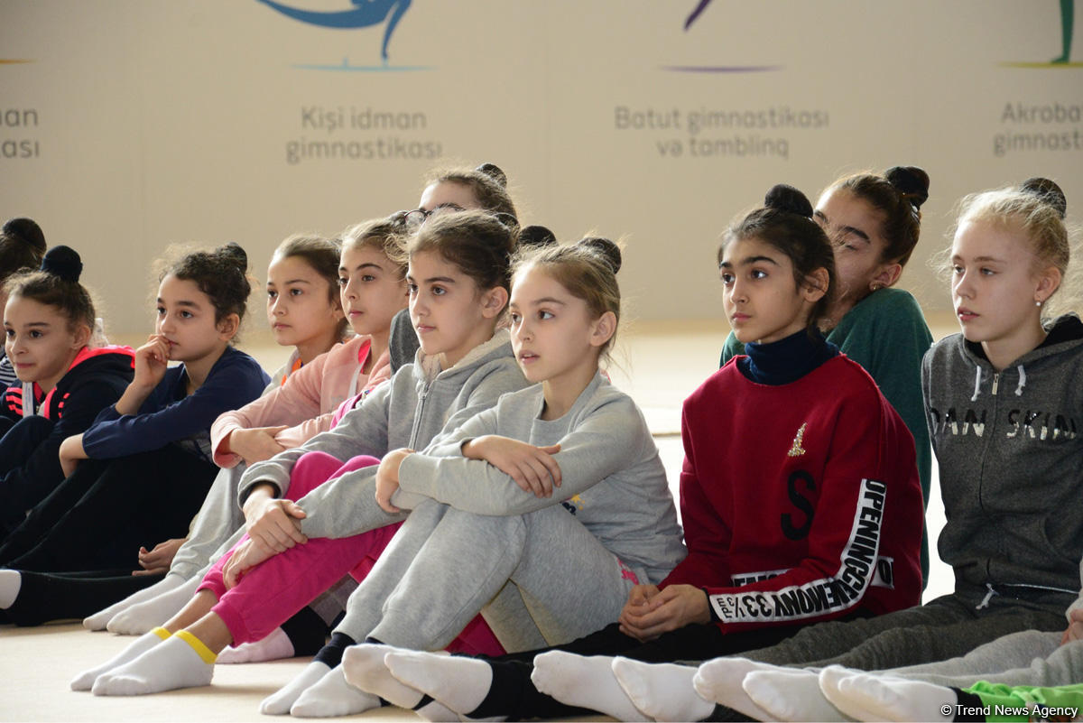 Gənc azərbaycanlı gimnastlar Şəhriyar Məmmədyarovla görüşüb (FOTO)
