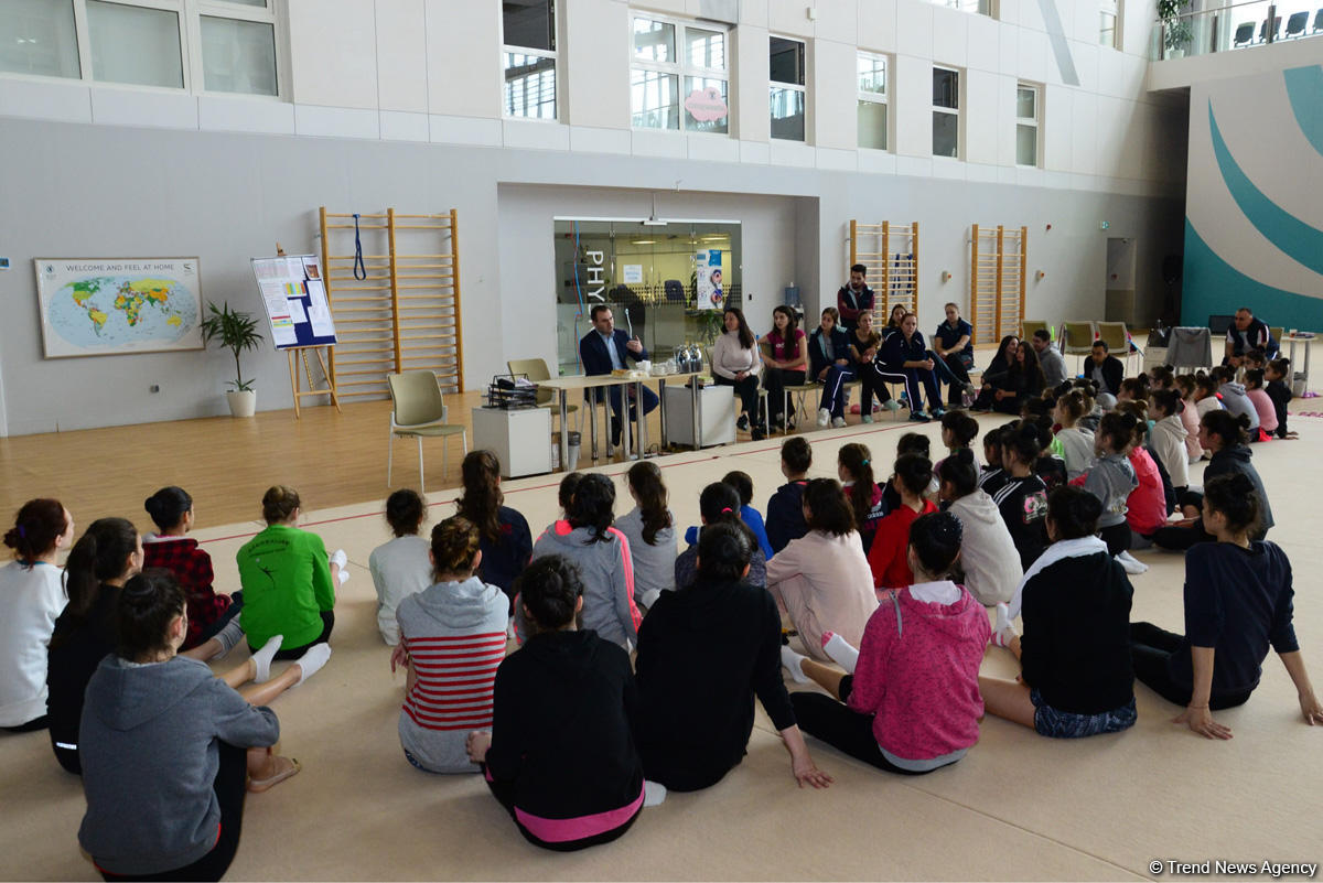 Gənc azərbaycanlı gimnastlar Şəhriyar Məmmədyarovla görüşüb (FOTO)