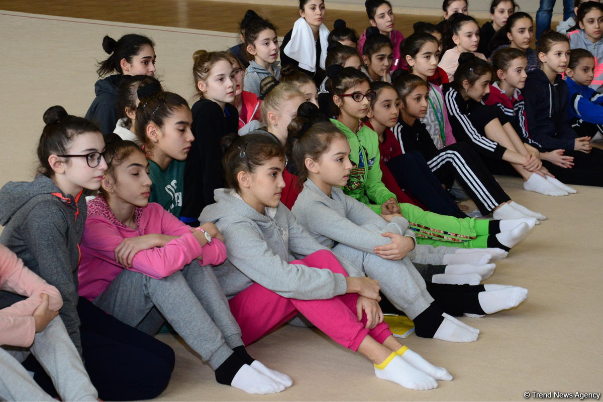 Gənc azərbaycanlı gimnastlar Şəhriyar Məmmədyarovla görüşüb (FOTO)