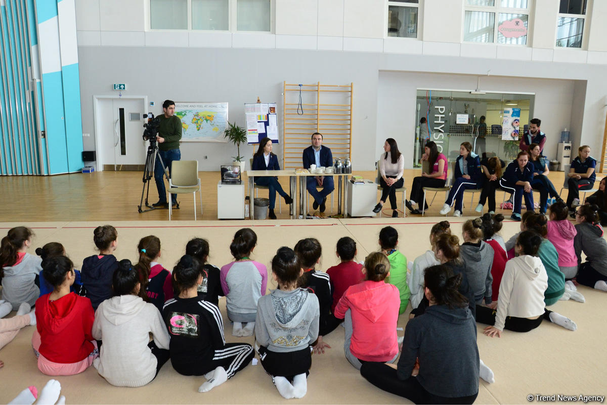 Gənc azərbaycanlı gimnastlar Şəhriyar Məmmədyarovla görüşüb (FOTO)