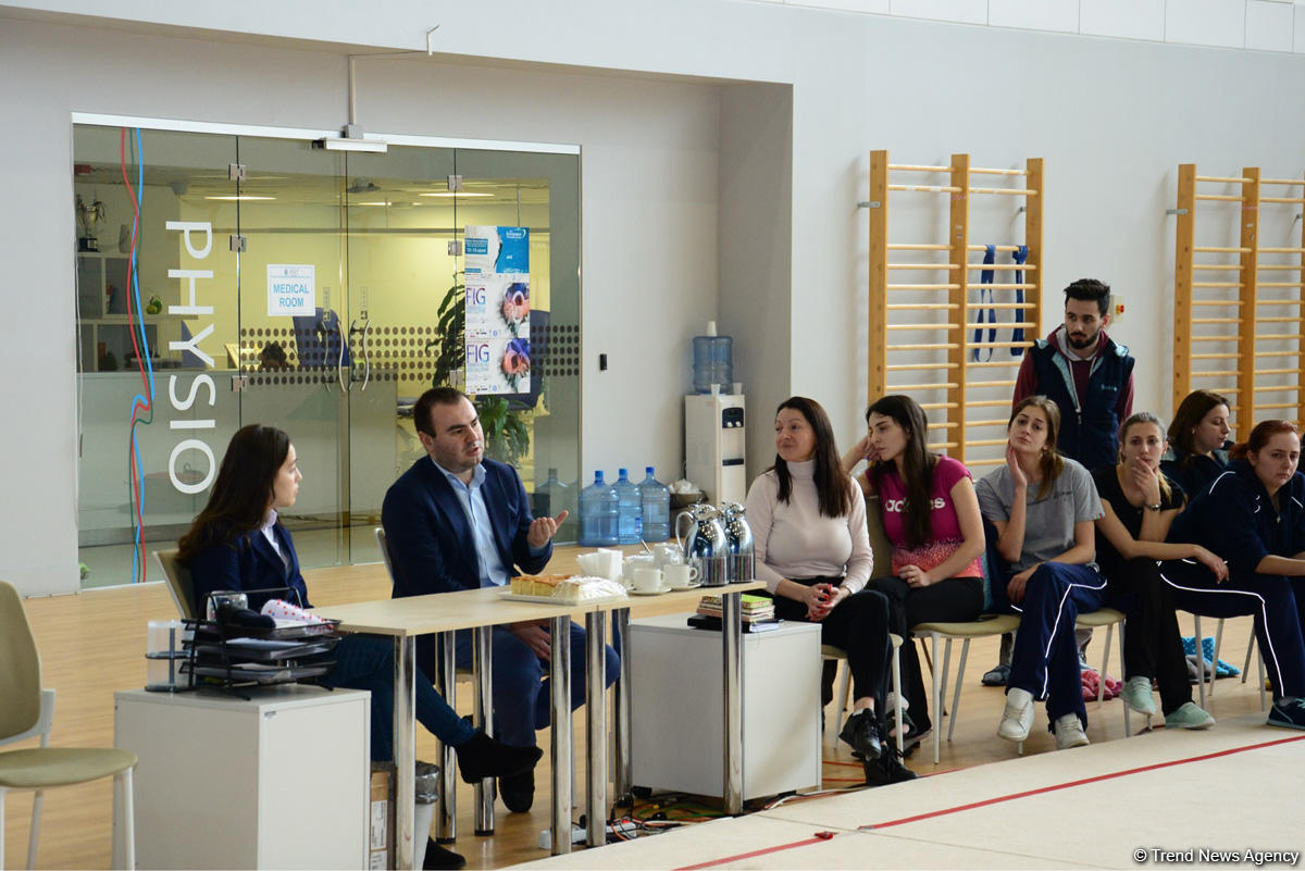 Gənc azərbaycanlı gimnastlar Şəhriyar Məmmədyarovla görüşüb (FOTO)