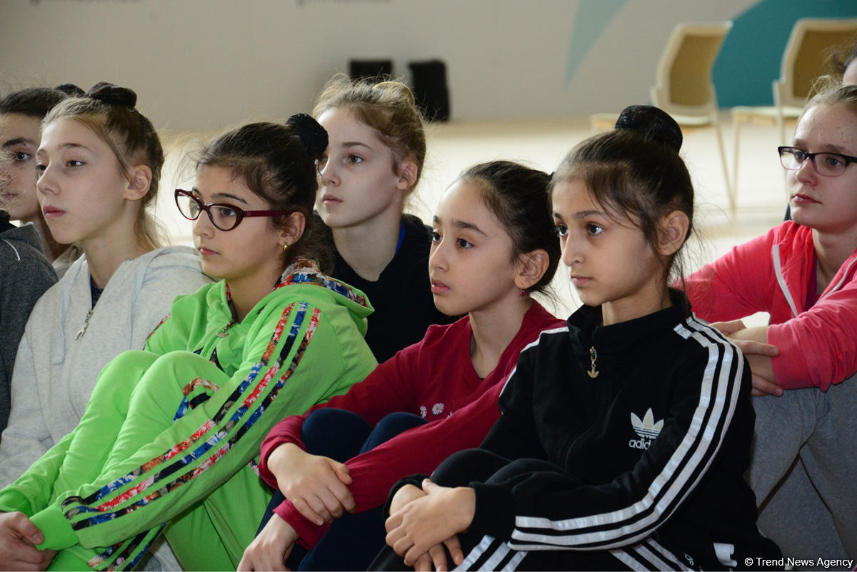 Gənc azərbaycanlı gimnastlar Şəhriyar Məmmədyarovla görüşüb (FOTO)