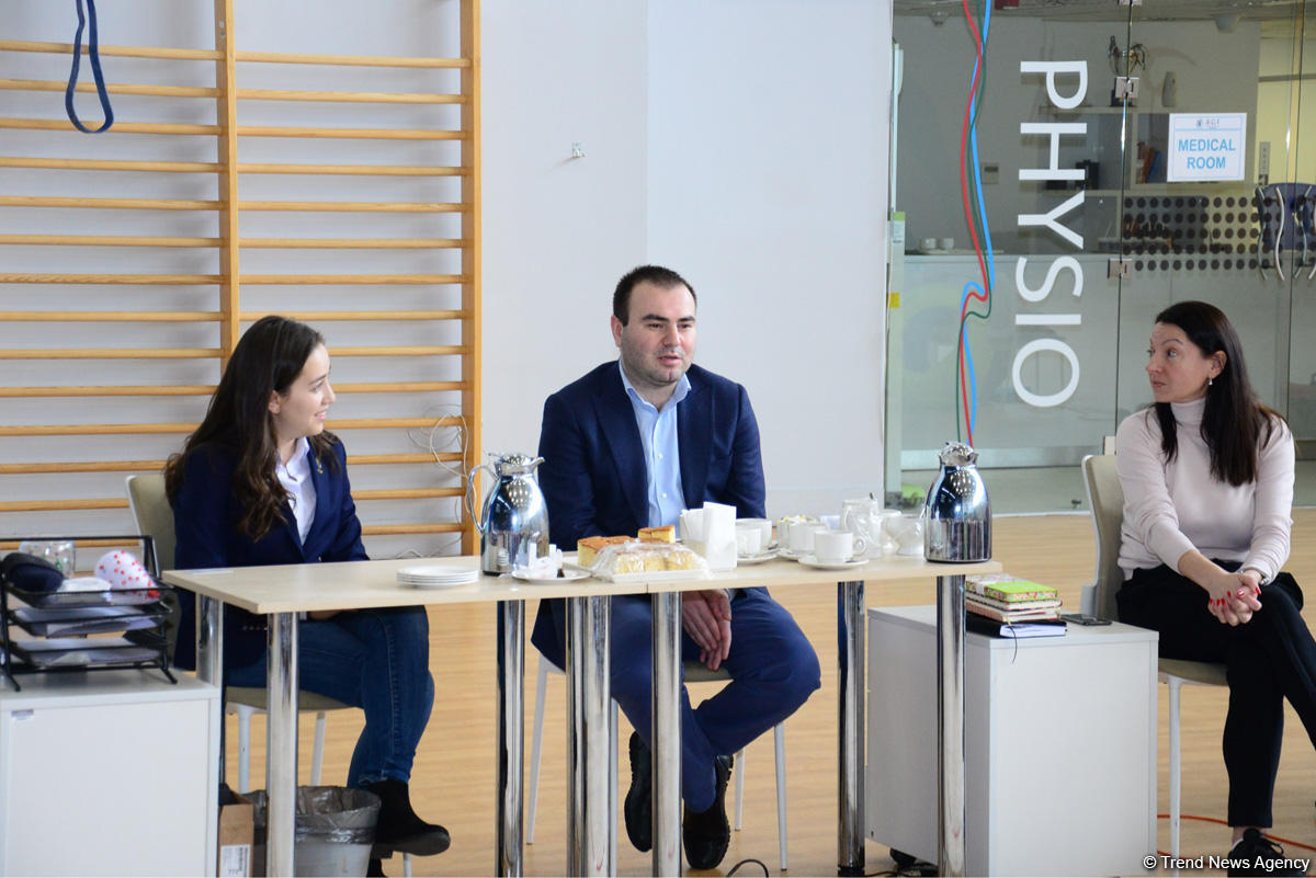 Gənc azərbaycanlı gimnastlar Şəhriyar Məmmədyarovla görüşüb (FOTO)