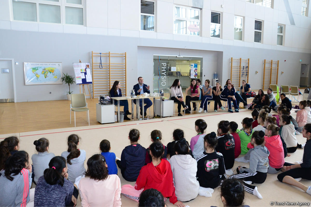 Gənc azərbaycanlı gimnastlar Şəhriyar Məmmədyarovla görüşüb (FOTO)