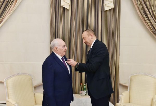 Prezident İlham Əliyev Fəttah Heydərova "İstiqlal" ordeni təqdim edib (FOTO) (YENİLƏNİB)